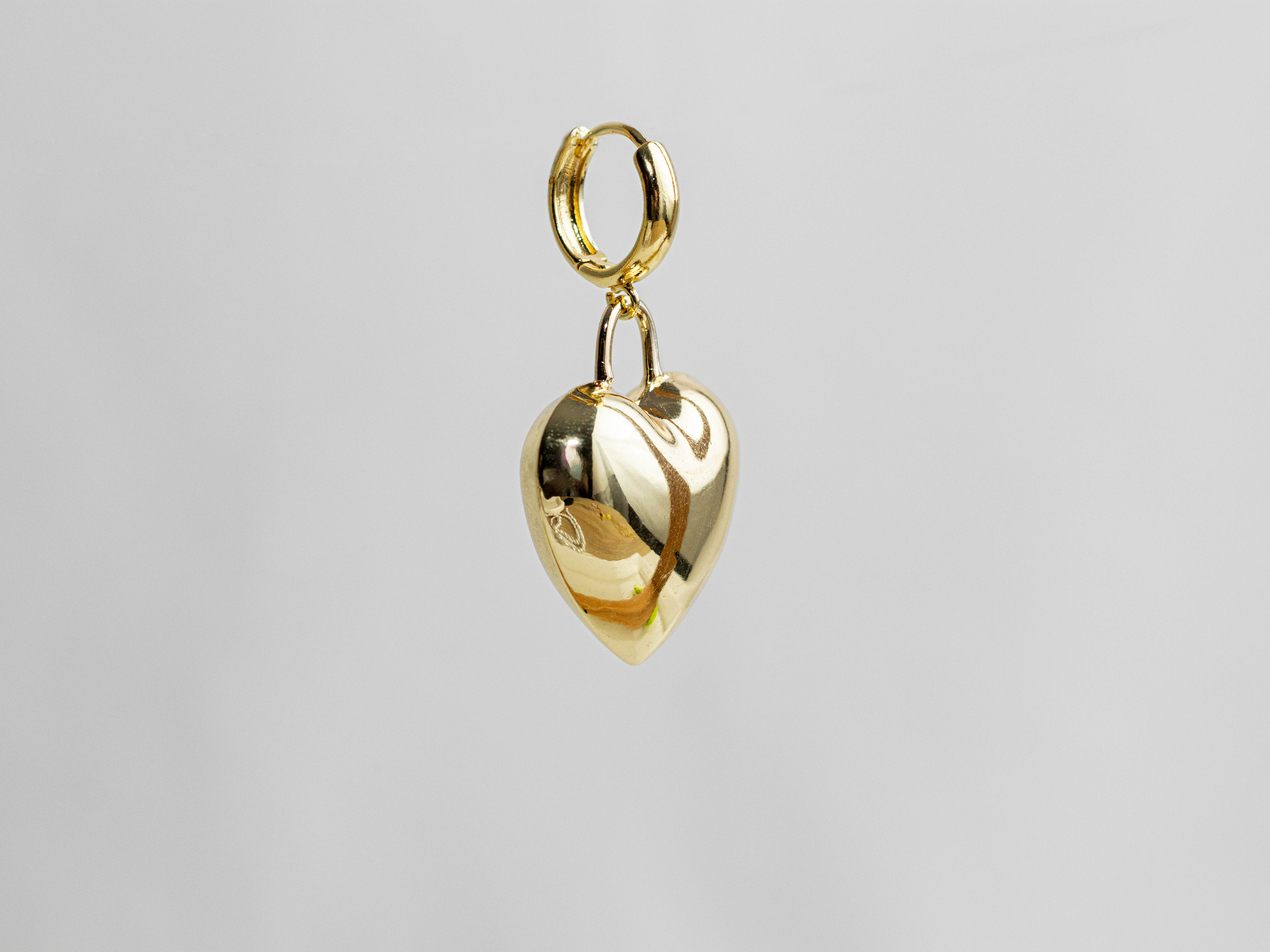 Aretes corazón dorado