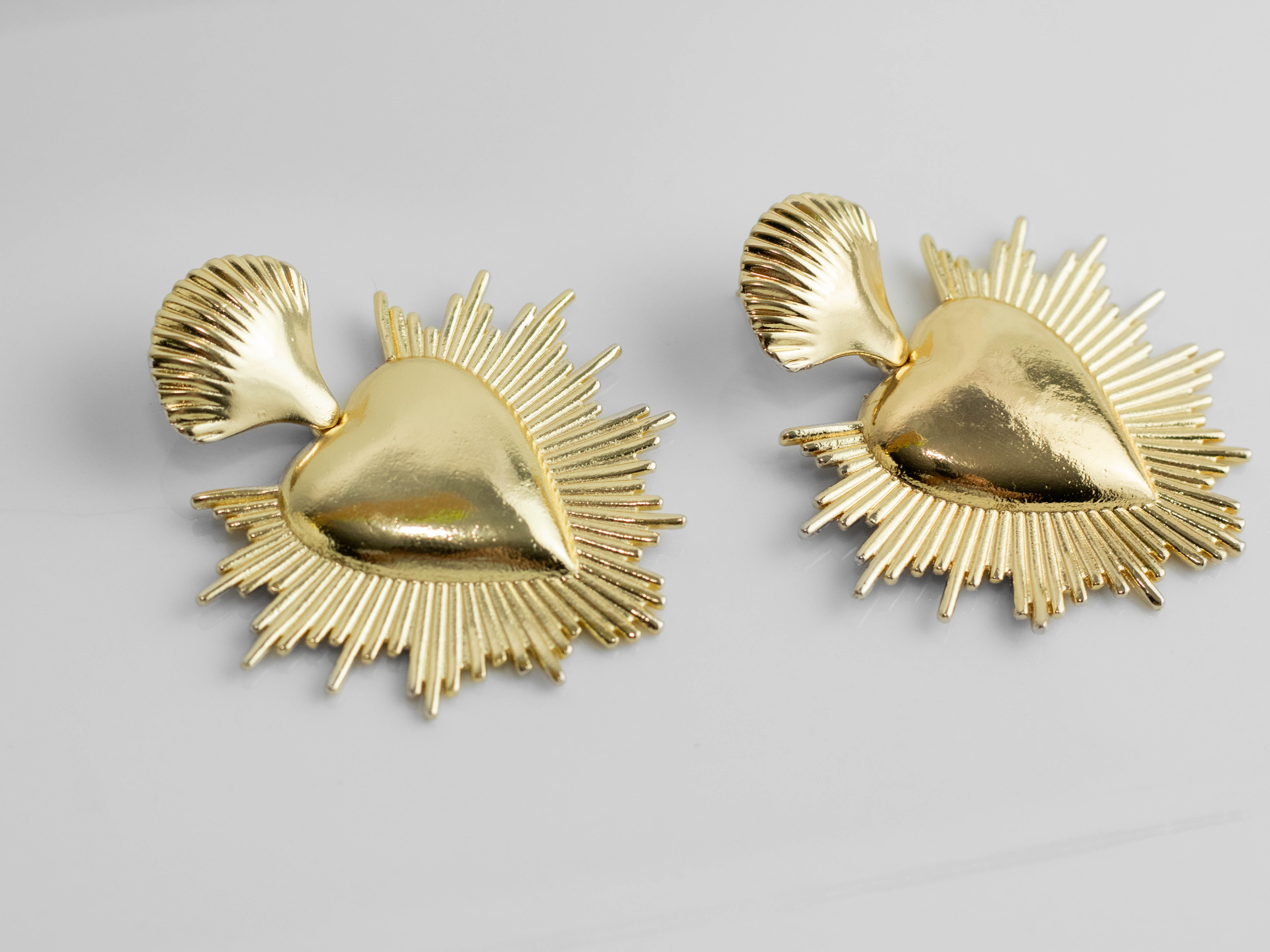 Aretes corazon sol Dorado - Image 3