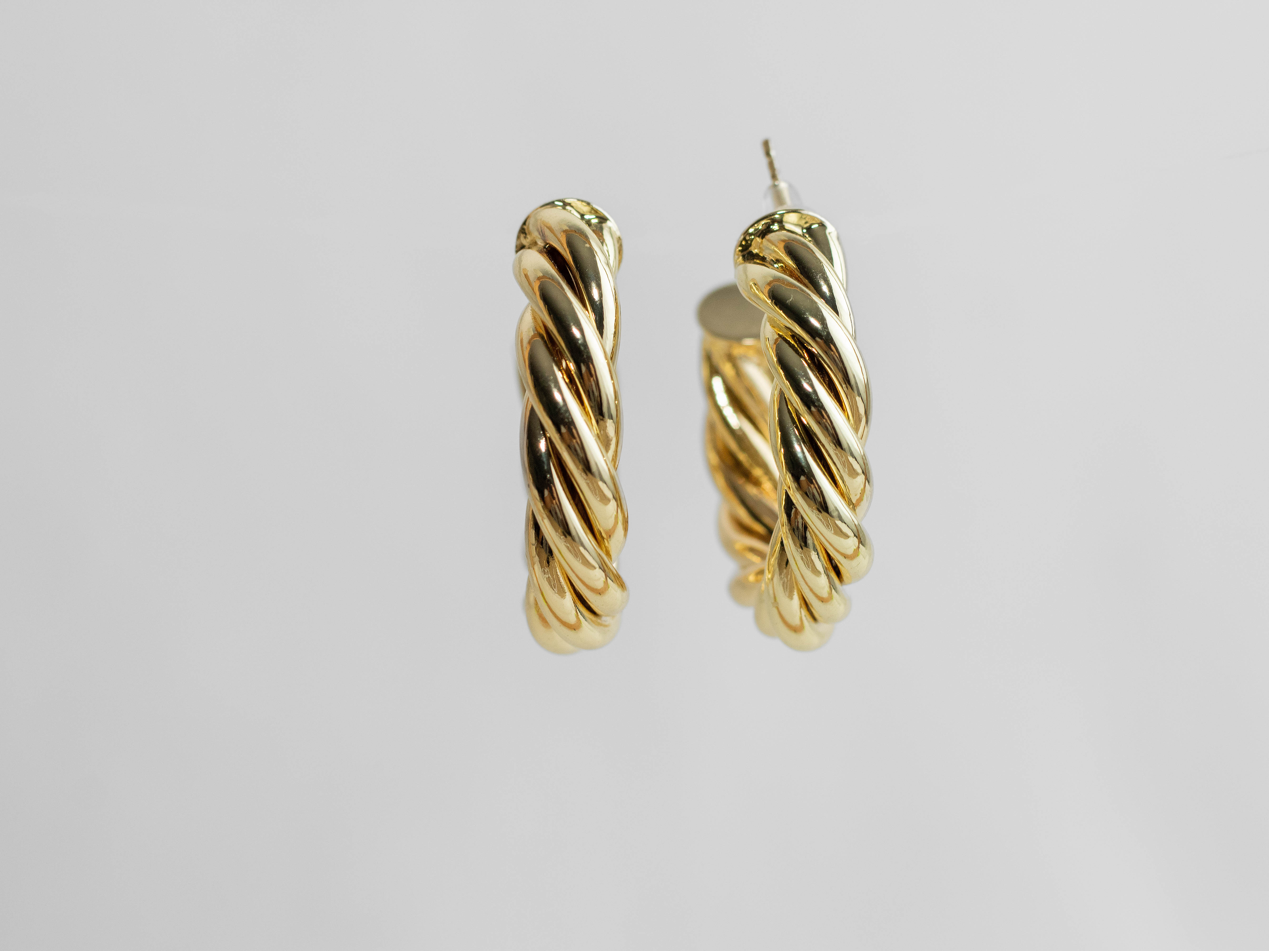 Aretes madia candonga enlazada dorado
