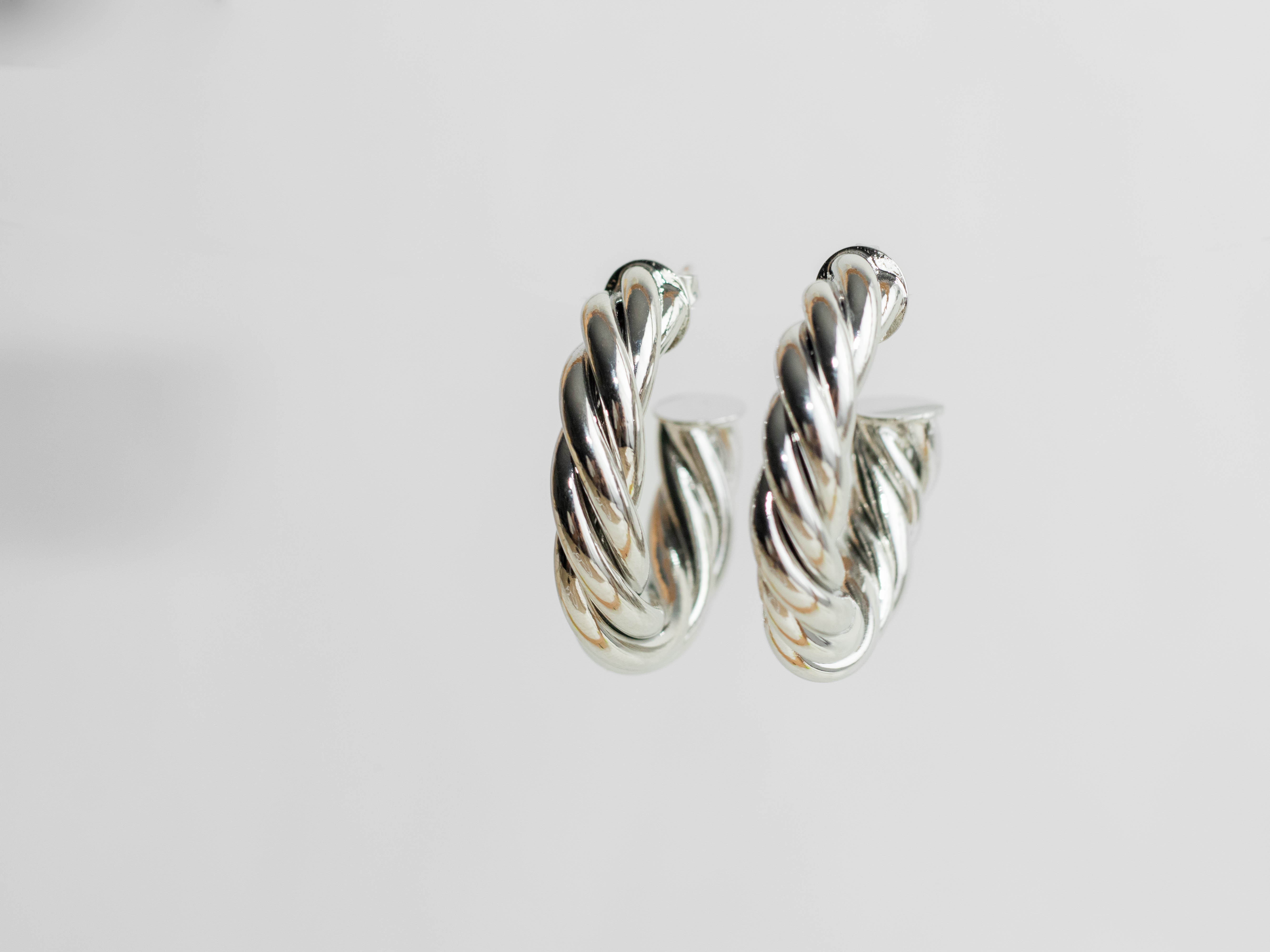 Aretes media candonga enlazada plateada - Image 2