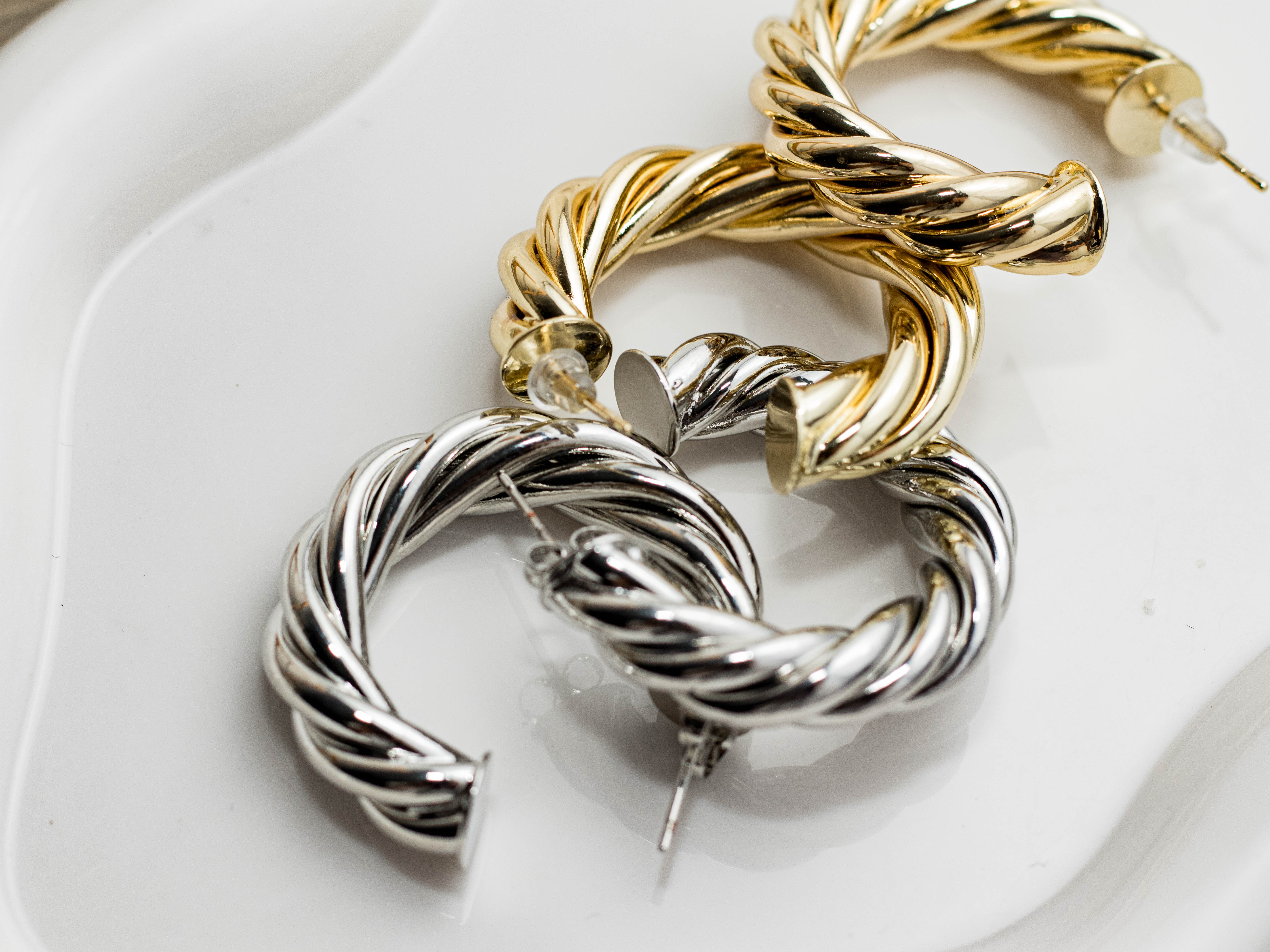 Aretes media candonga enlazada plateada - Image 3