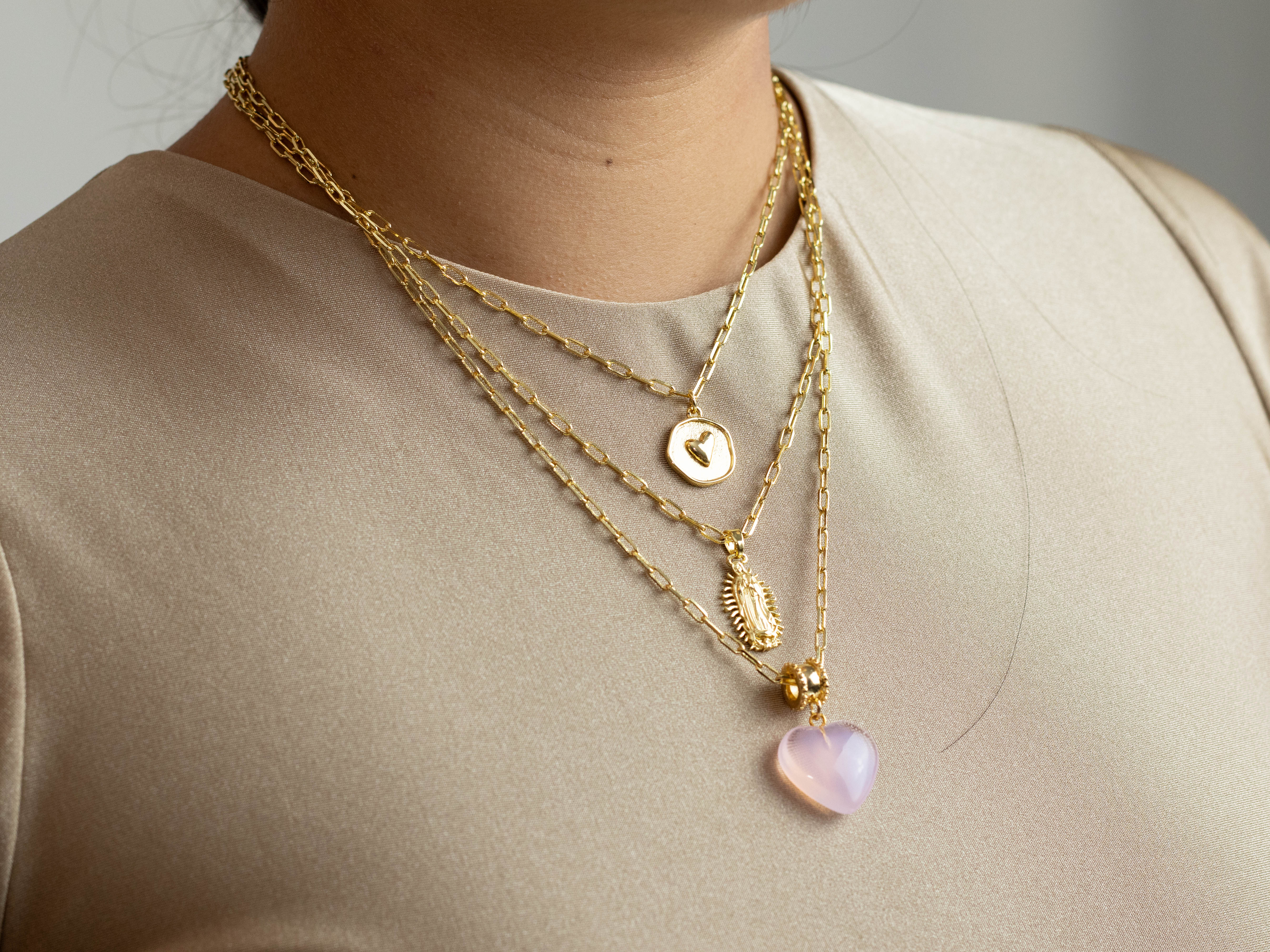 Collar 3 cadenas virgen corazón rosado  con topos - Image 3