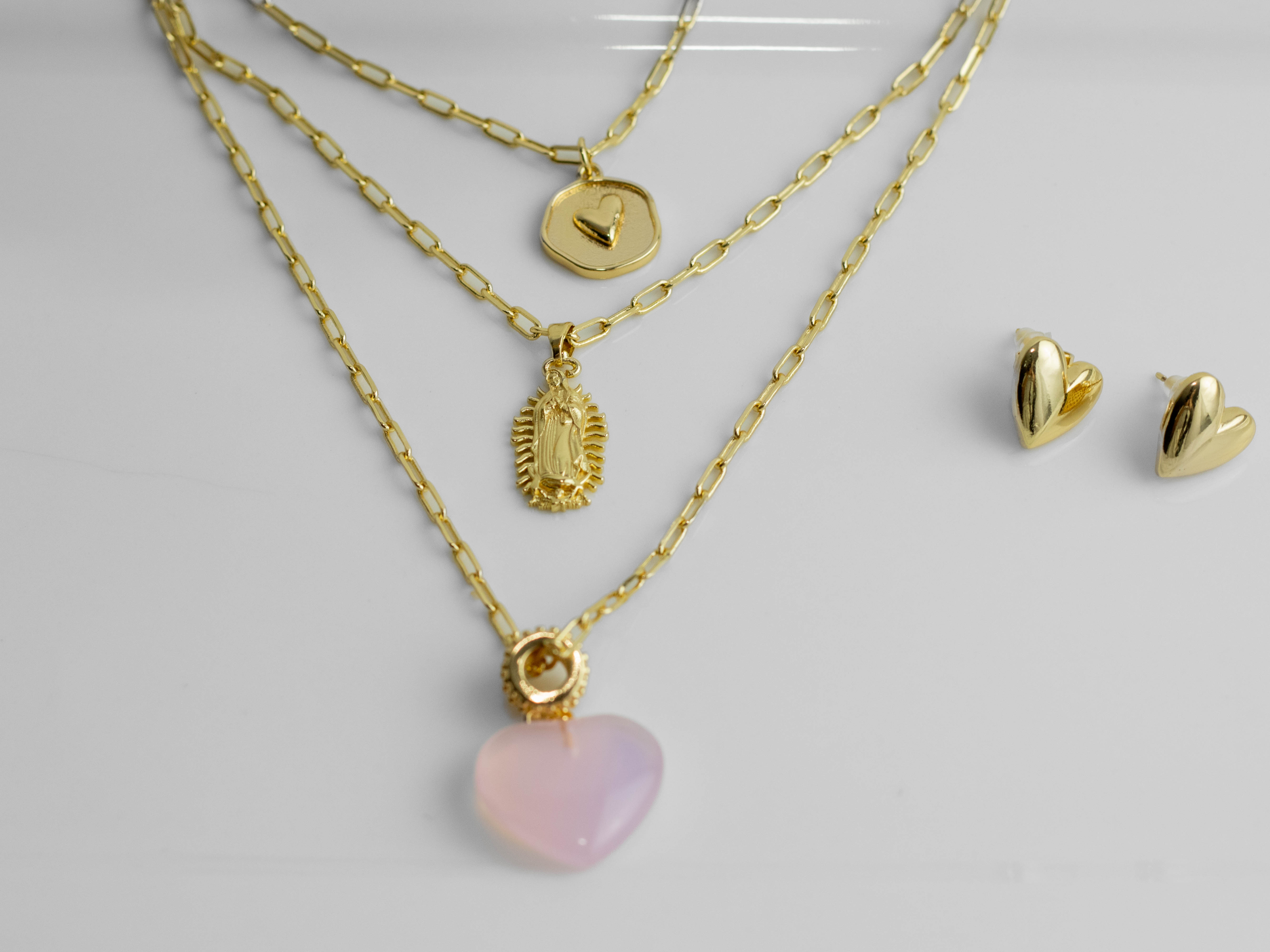 Collar 3 cadenas virgen corazón rosado  con topos - Image 5