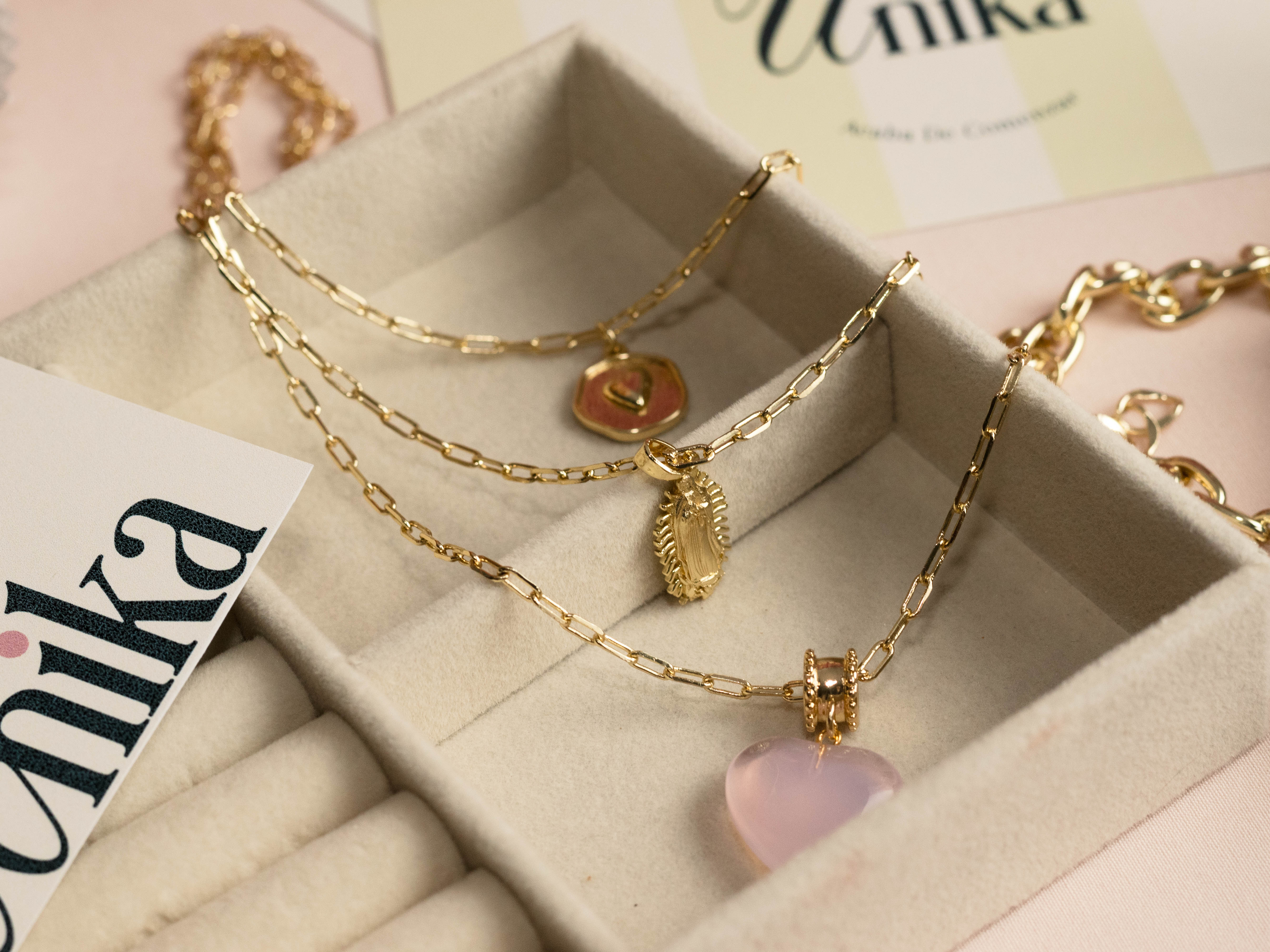 Collar 3 cadenas virgen corazón rosado  con topos