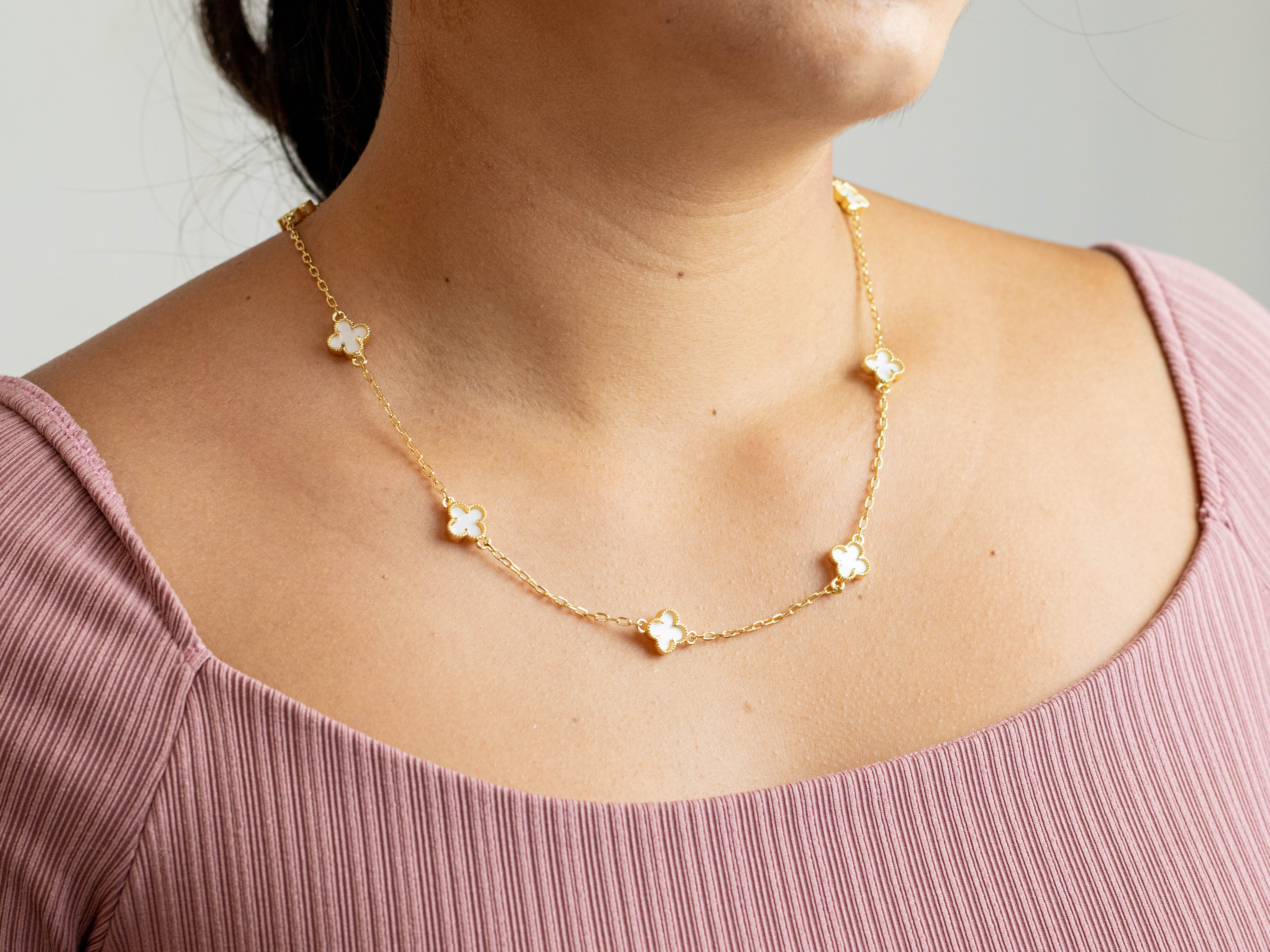 Collar trébol blanco