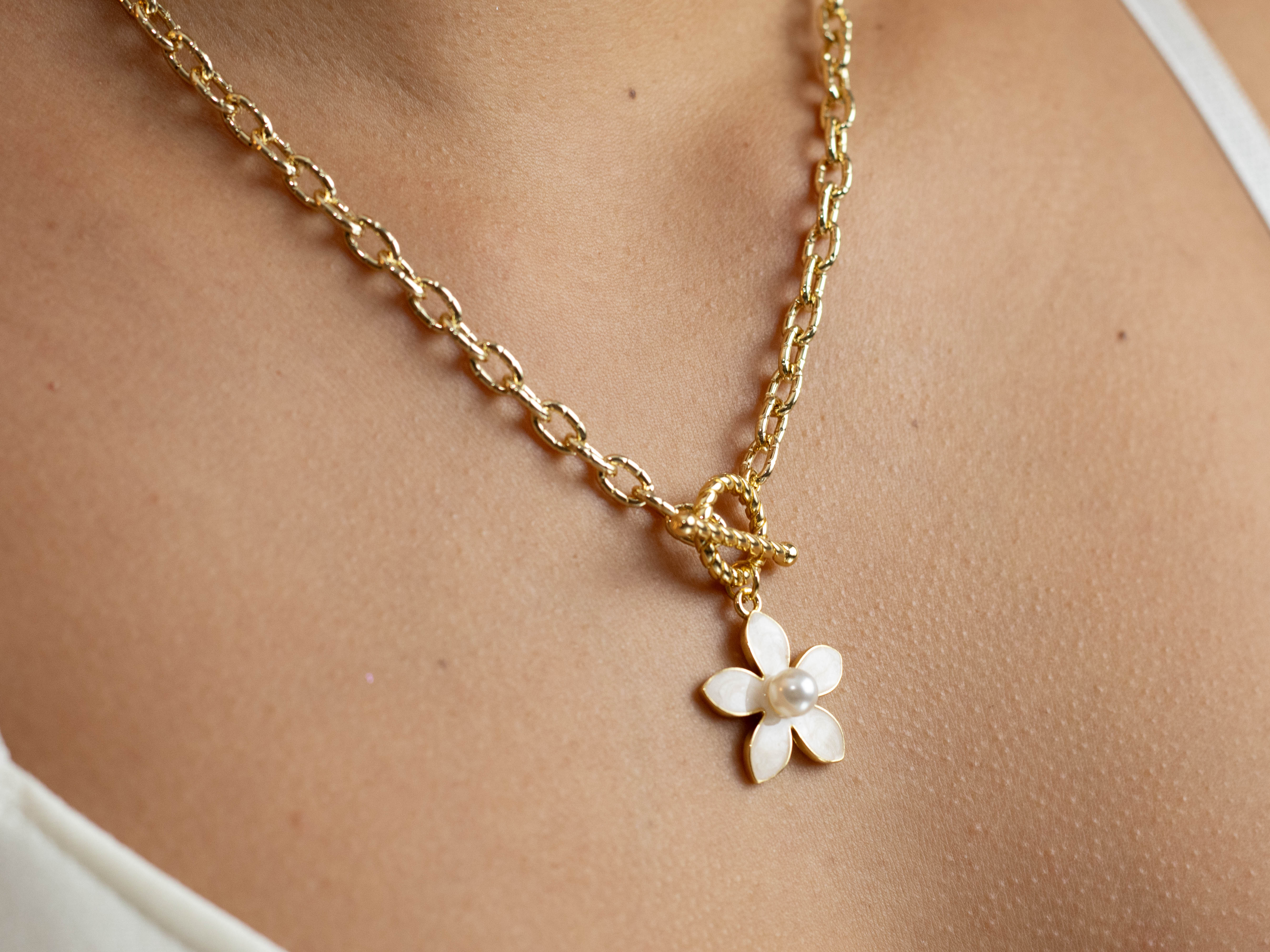 Collar flor perla con topos