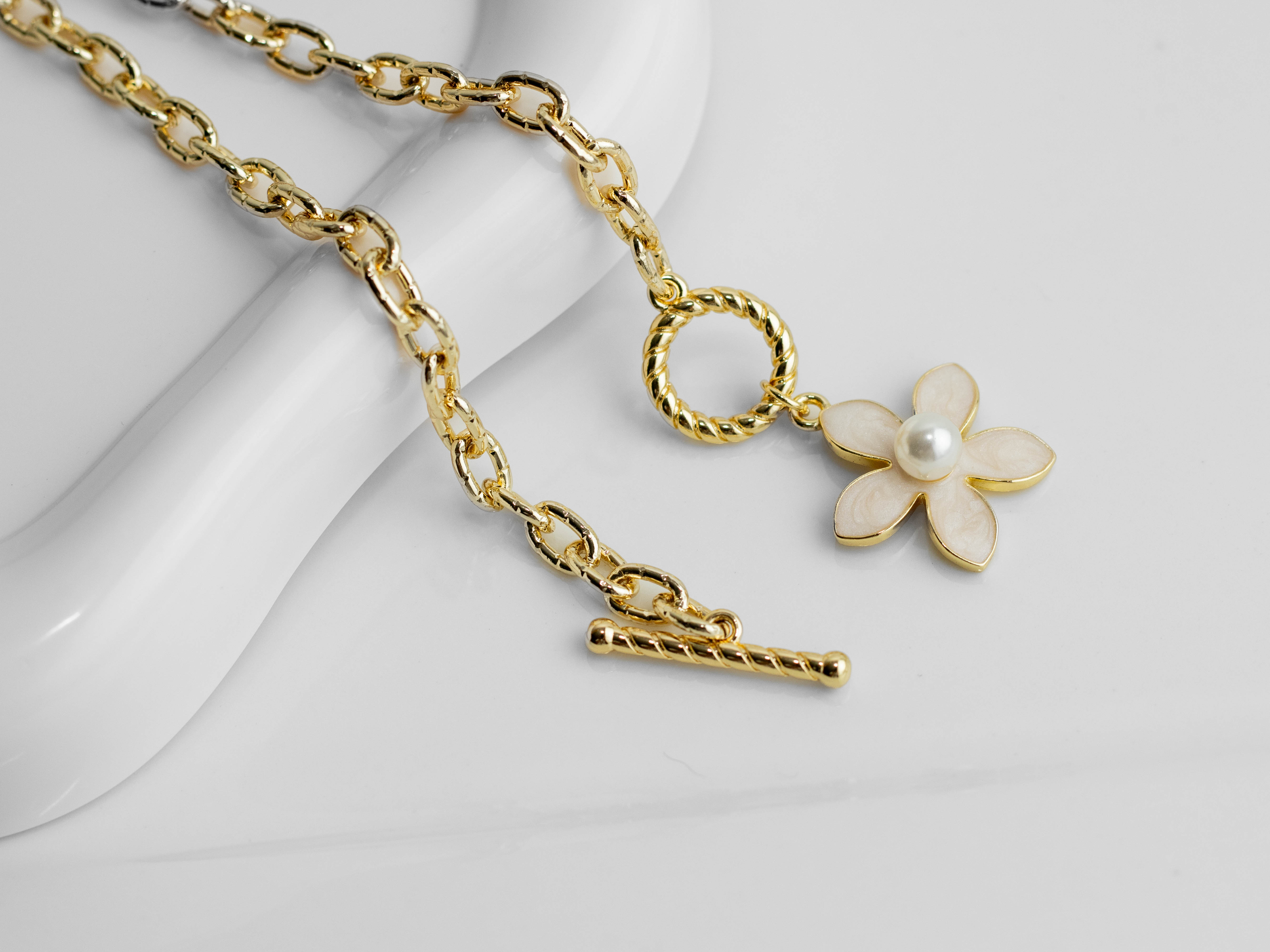 Collar flor perla con topos - Image 3