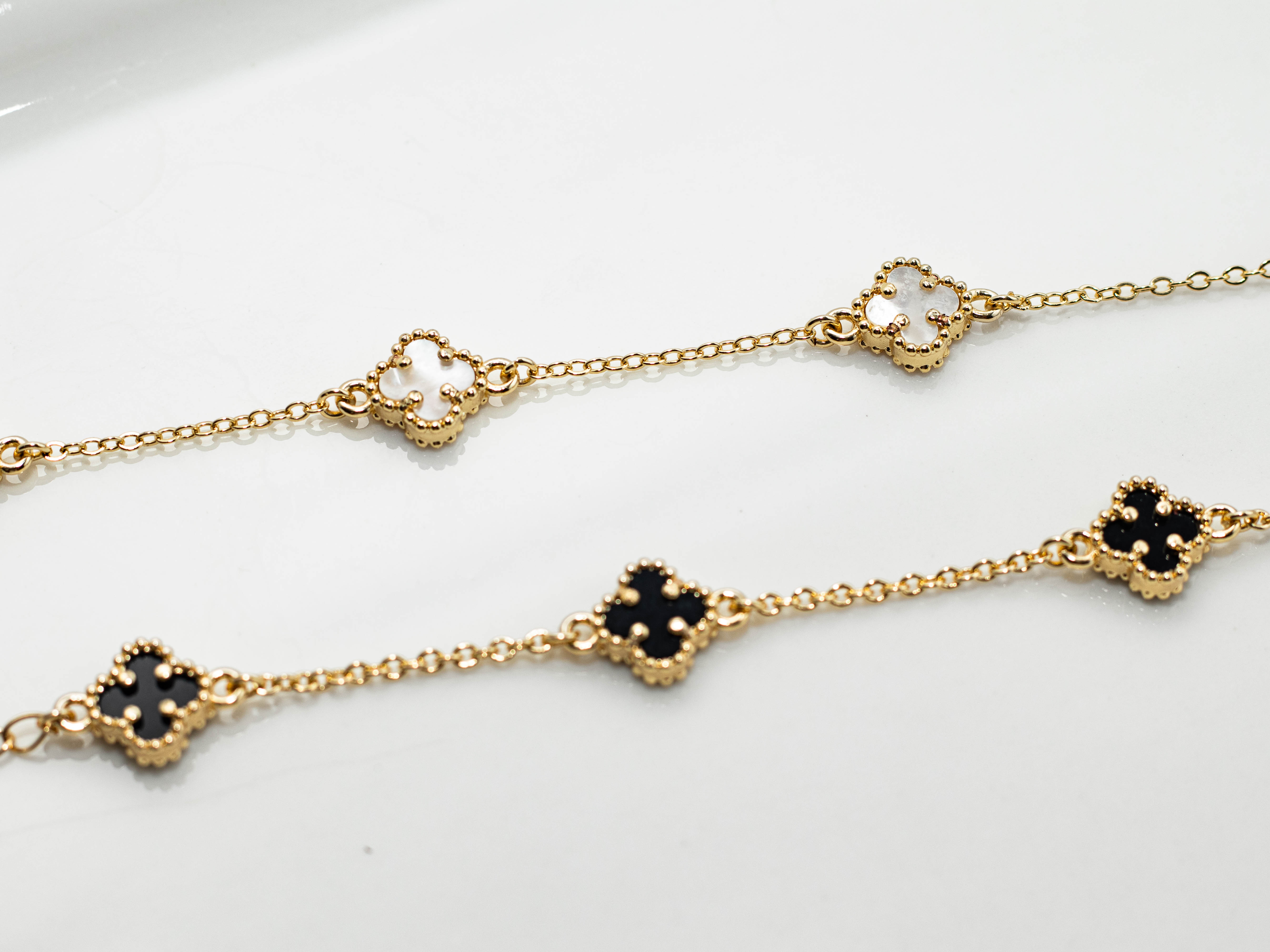 Pulsera trebol blanca - Image 2