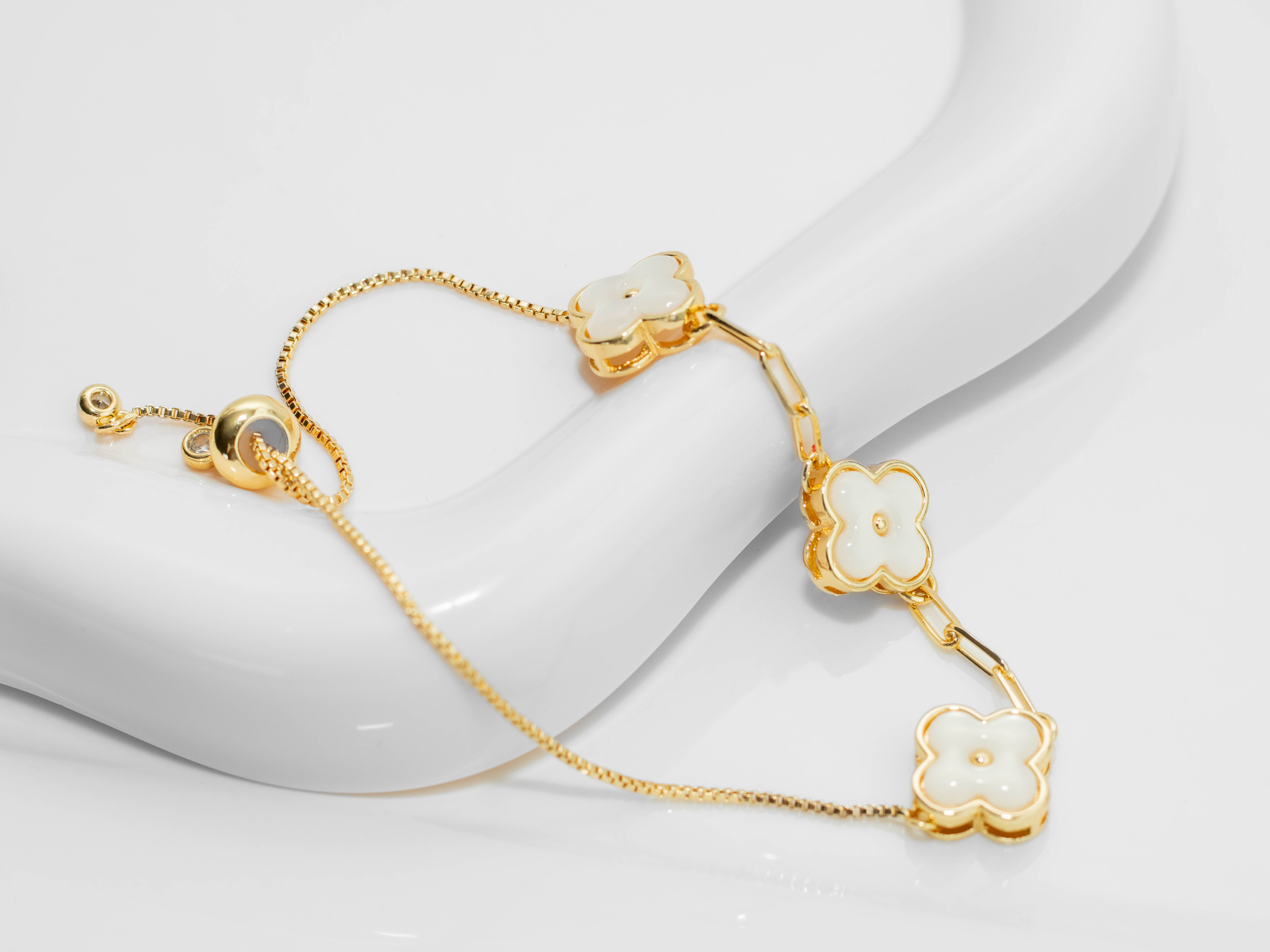 pulsera tres treboles blanca - Image 3