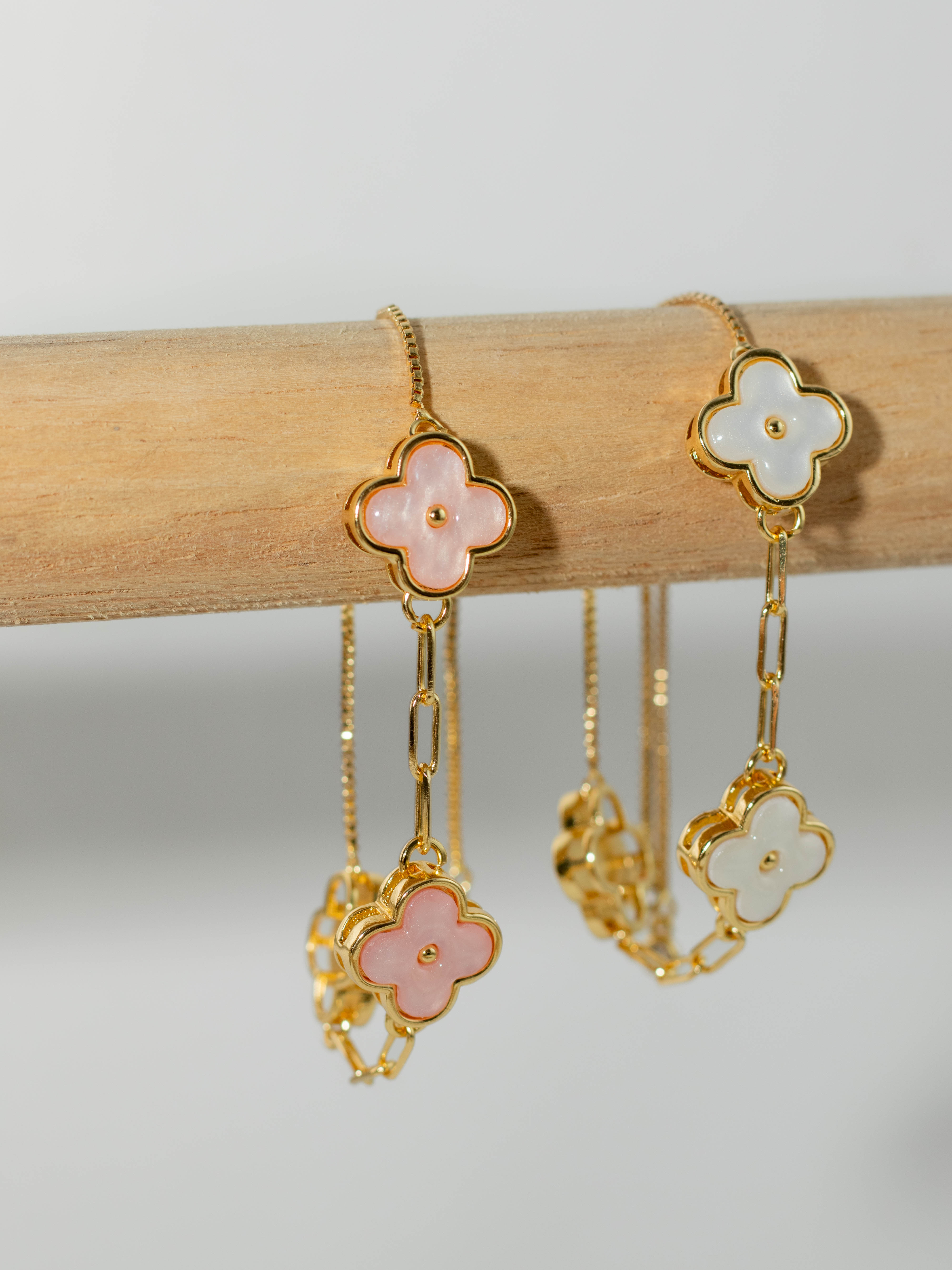 pulsera tres treboles blanca