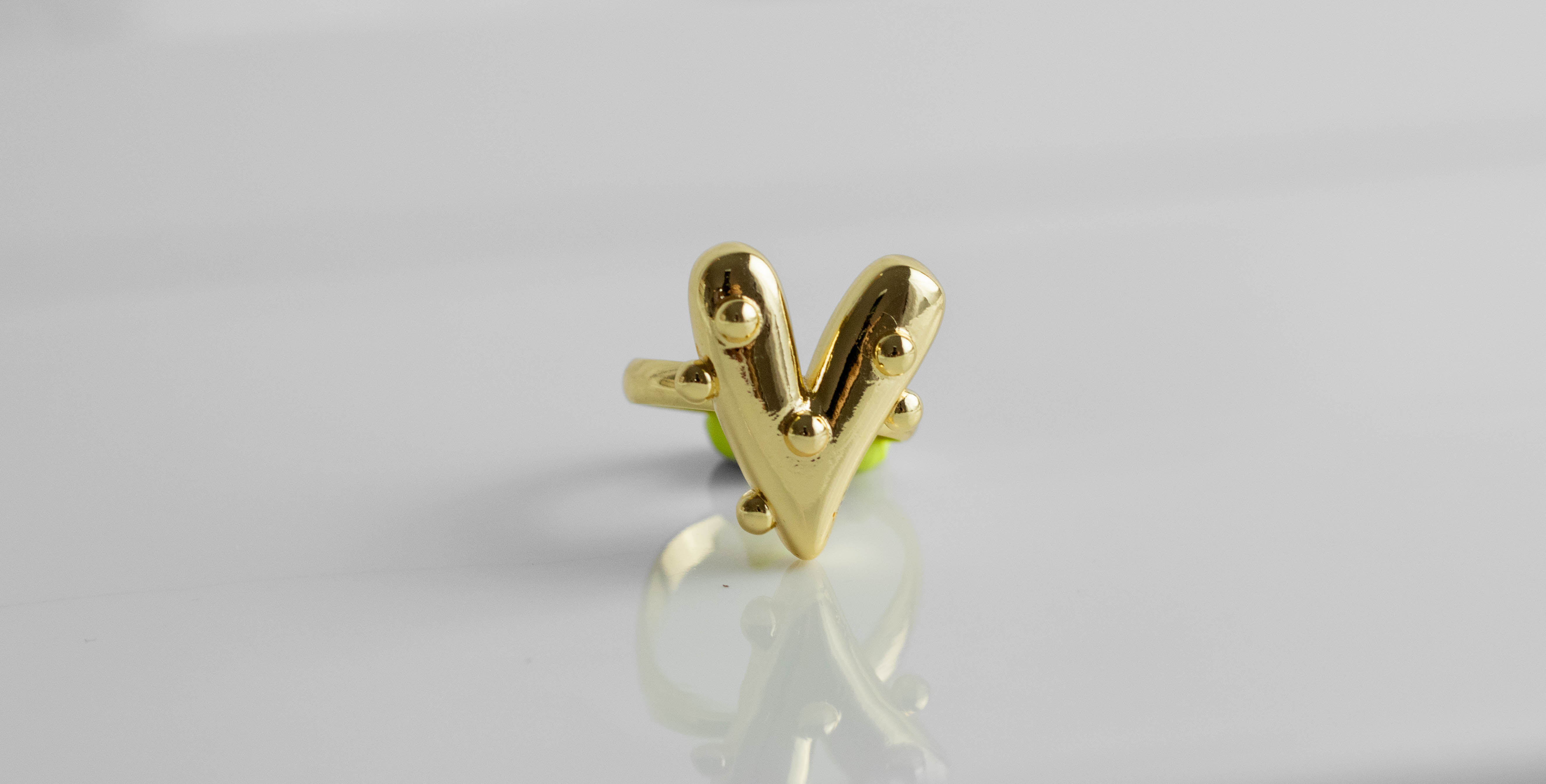 Anillo corazón bolitas dorado