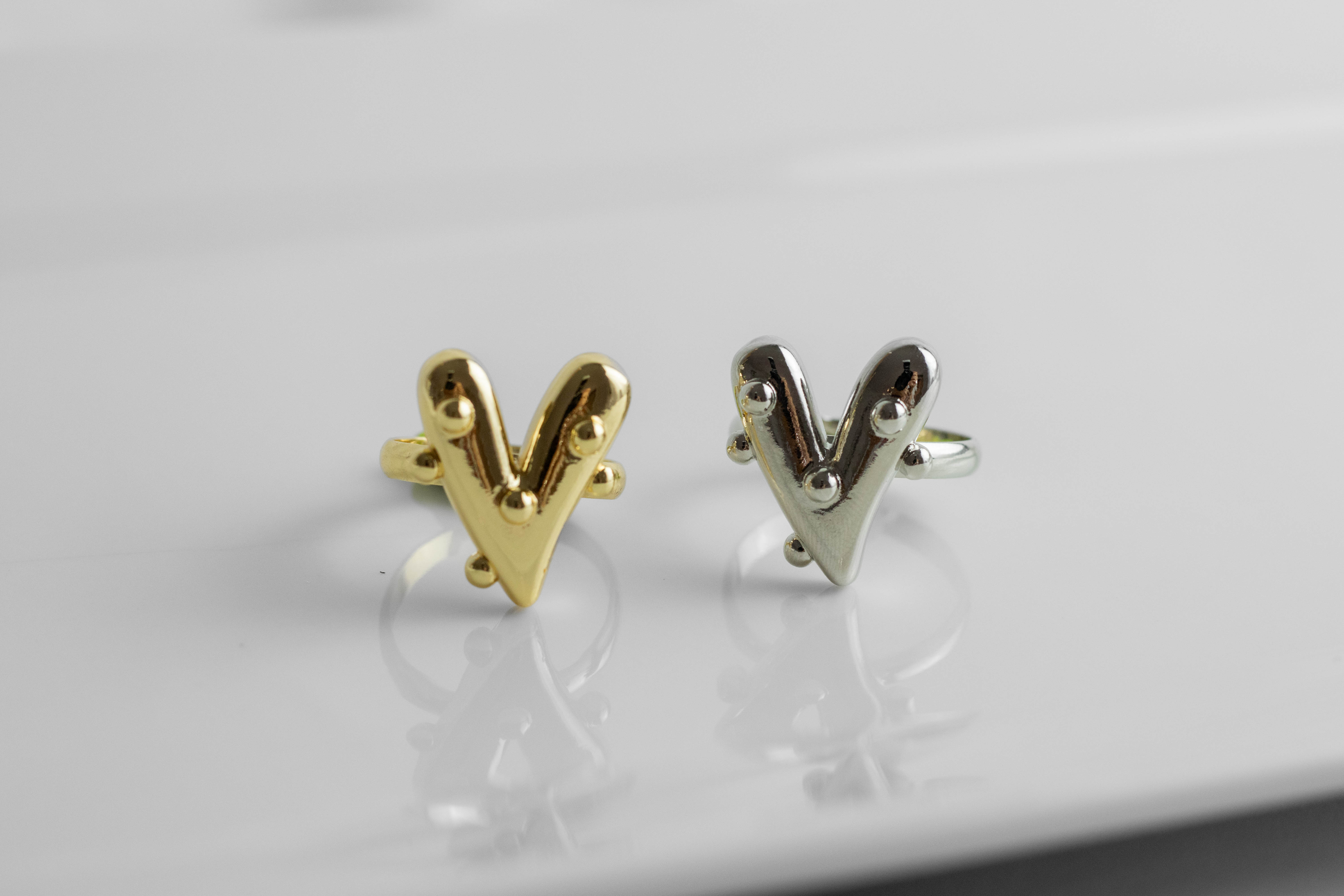 Anillo corazón bolitas dorado - Image 3