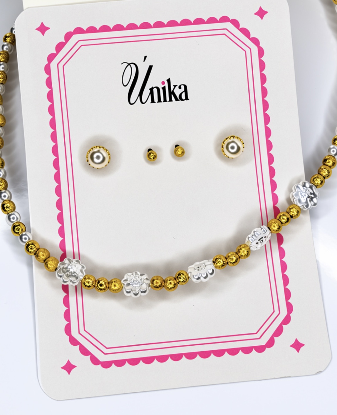 Collar de perlas y flores