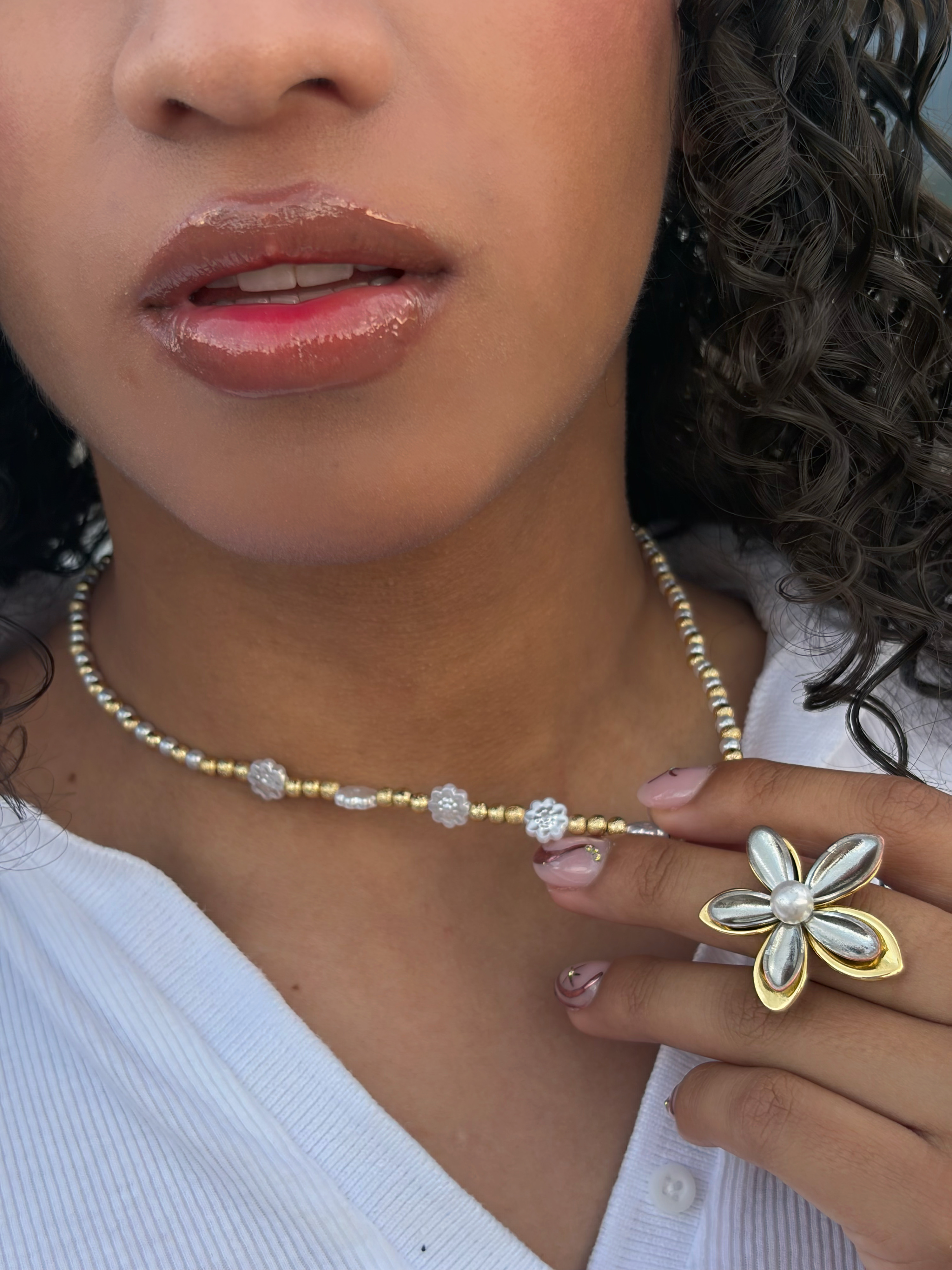 Collar de perlas y flores - Image 2